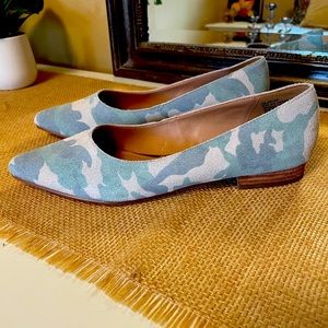 Caslon pointy toe suede camo flat, size 8 New with tag